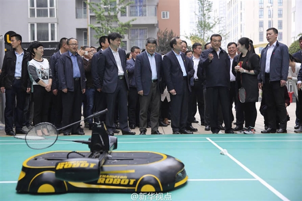 和总理打羽毛球的机器人火了 每台卖40万
