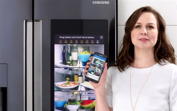 三星推出Family Hub的智能冰箱，配备21.5英寸巨型平板