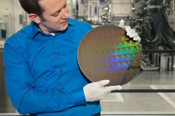 研究员 Nicolas Loubet 手持一片新型 5nm 芯片晶圆