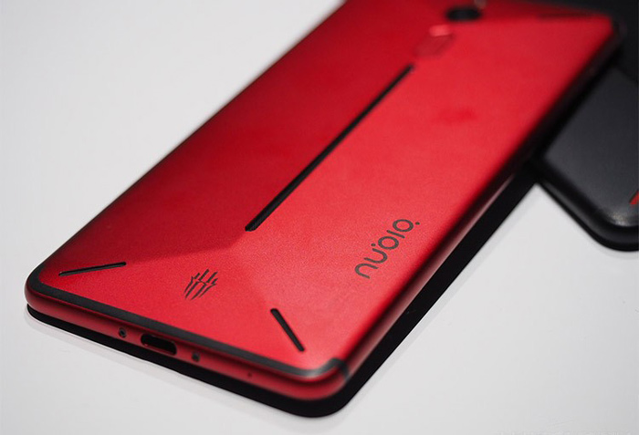 努比亚红魔电竞游戏手机开售：配备8G内存，定价2999元！