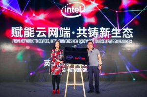 百度系统部执行总监侯震宇与Intel数据中心事业部副总裁林怡颜共同揭牌
