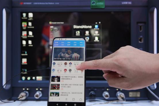 OPPO也在中国移动合作伙伴大会上展示了OPPO Find X 5G样机。