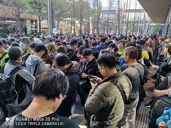 ▲台湾民众排队购买华为手机。