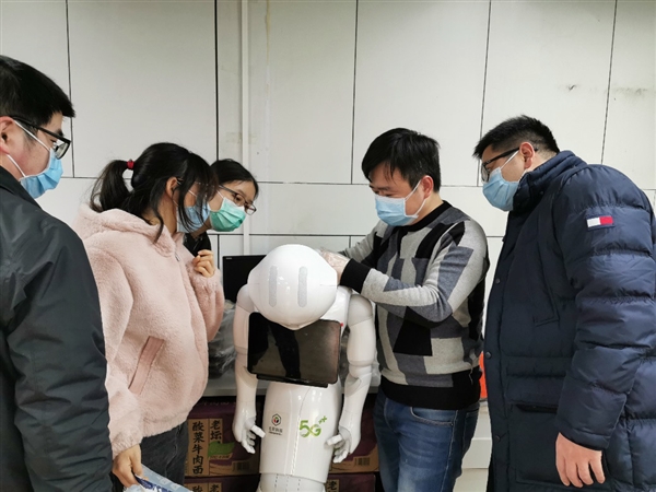 中国移动向武汉派出5G智能医护机器人：减少交叉感染