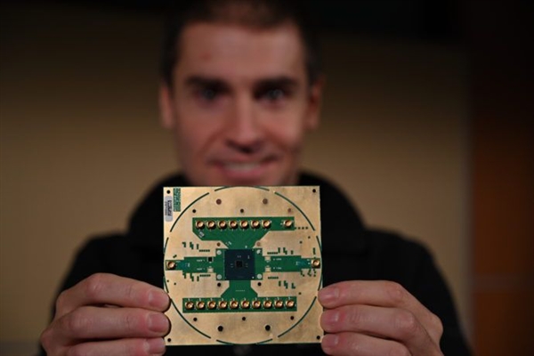 Intel首款低温量子计算控制芯片细节：最多128个量子位