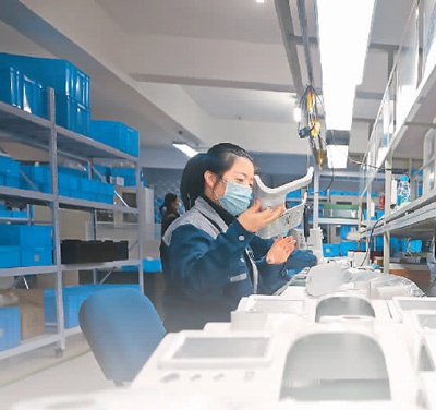 图为在辽宁沈阳，迈思医疗科技有限公司员工在生产无创呼吸机。新华社记者 杨 青
