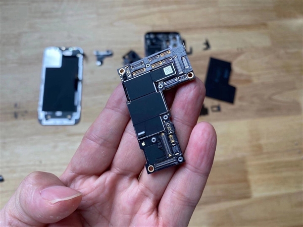 iPhone 12 Pro Max拆解照曝光：主板袖珍、L型电池仅3687mAh