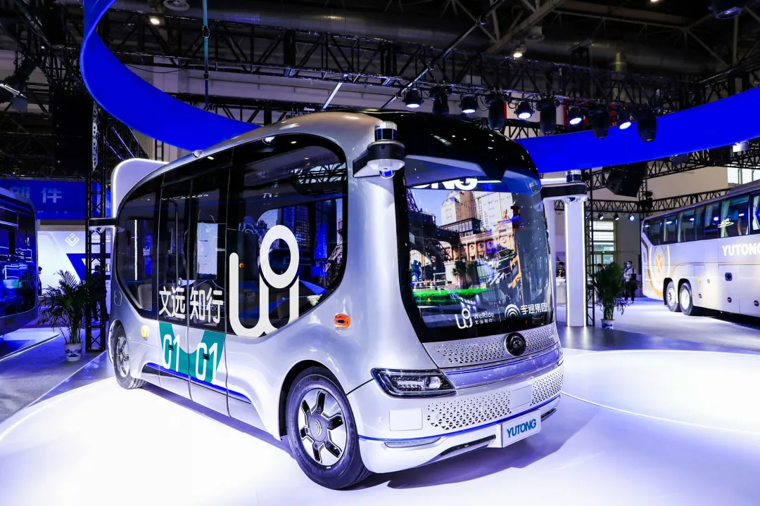 文远知行与宇通共同研发的中国首款专为城市开放道路设计的全无人驾驶小巴