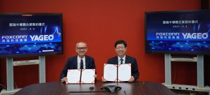 国巨董事长陈泰铭（左）与鸿海董事长刘扬伟签署合资新设国瀚半导体公司协议