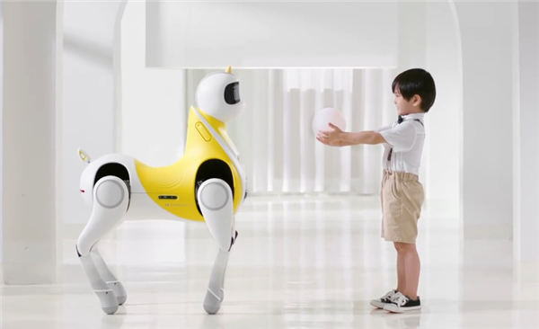 小鹏发布全球首款可骑乘智能机器马！真的能骑 功能超强大