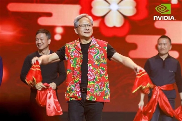 不是AI恶搞！英伟达CEO黄仁勋来中国参加年会：穿红色大花马甲 扭东北秧歌