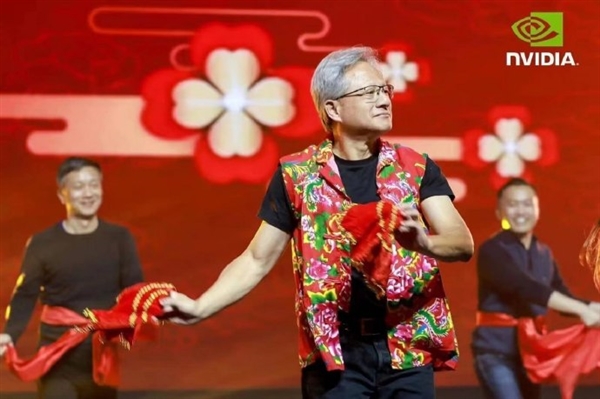 不是AI恶搞！英伟达CEO黄仁勋来中国参加年会：穿红色大花马甲 扭东北秧歌